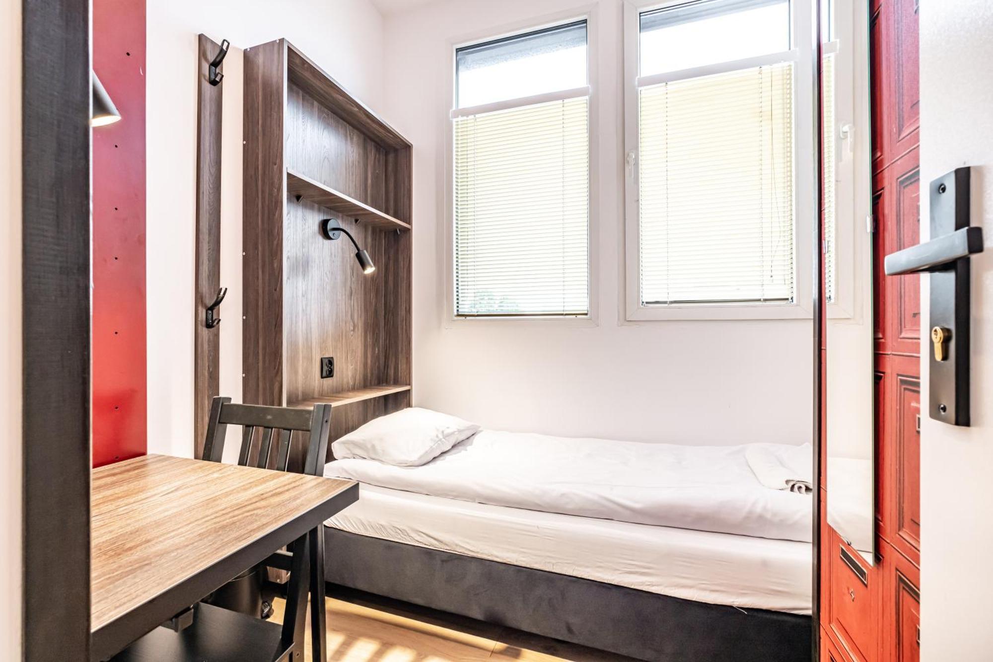 Vola Hostel Warschau Buitenkant foto