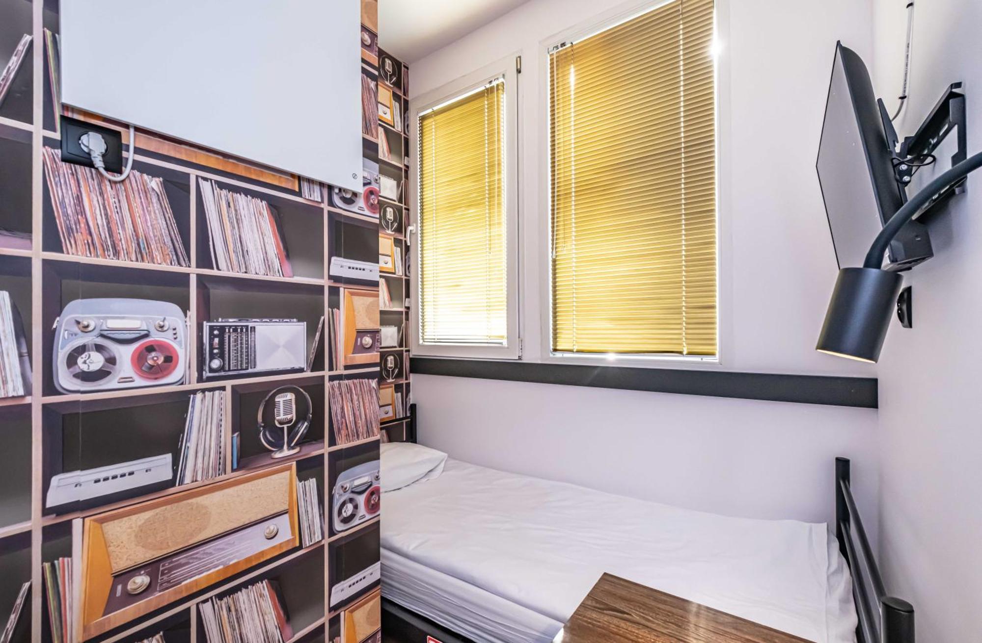 Vola Hostel Warschau Buitenkant foto